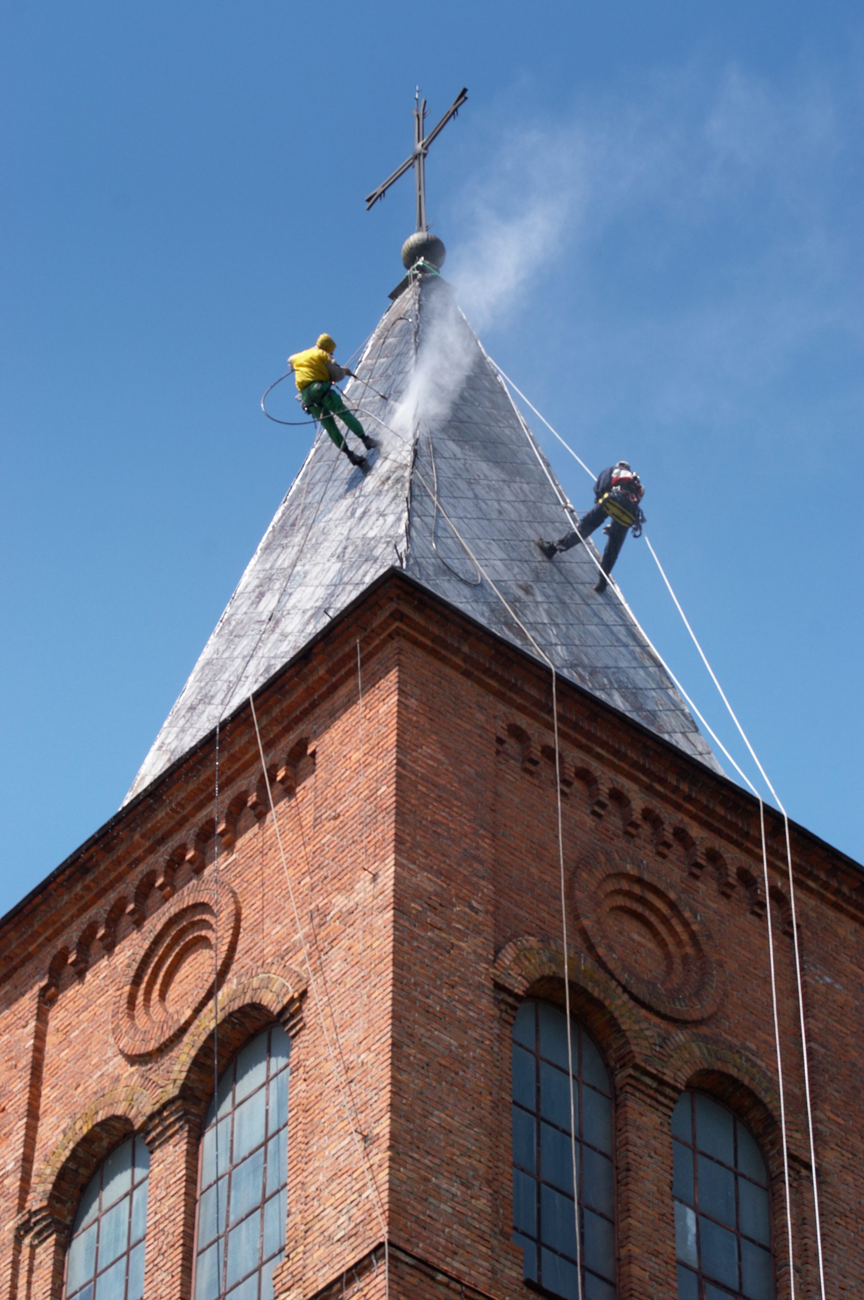 Professional Roof Cleaning Service